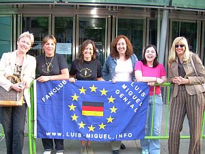 MADRID-JUANI y sus amigas del Fanclub hacen una  cola