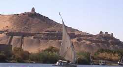 Felsengräber von der Feluke aus gesehen - Aswan