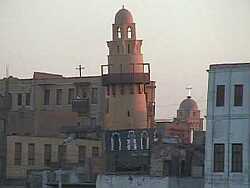 Esna - rechts vom Schiefen Turm die Kuppel der Koptischen Kirche 