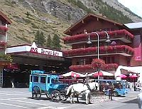 Der Bahnhofsvorplatz in Zermatt